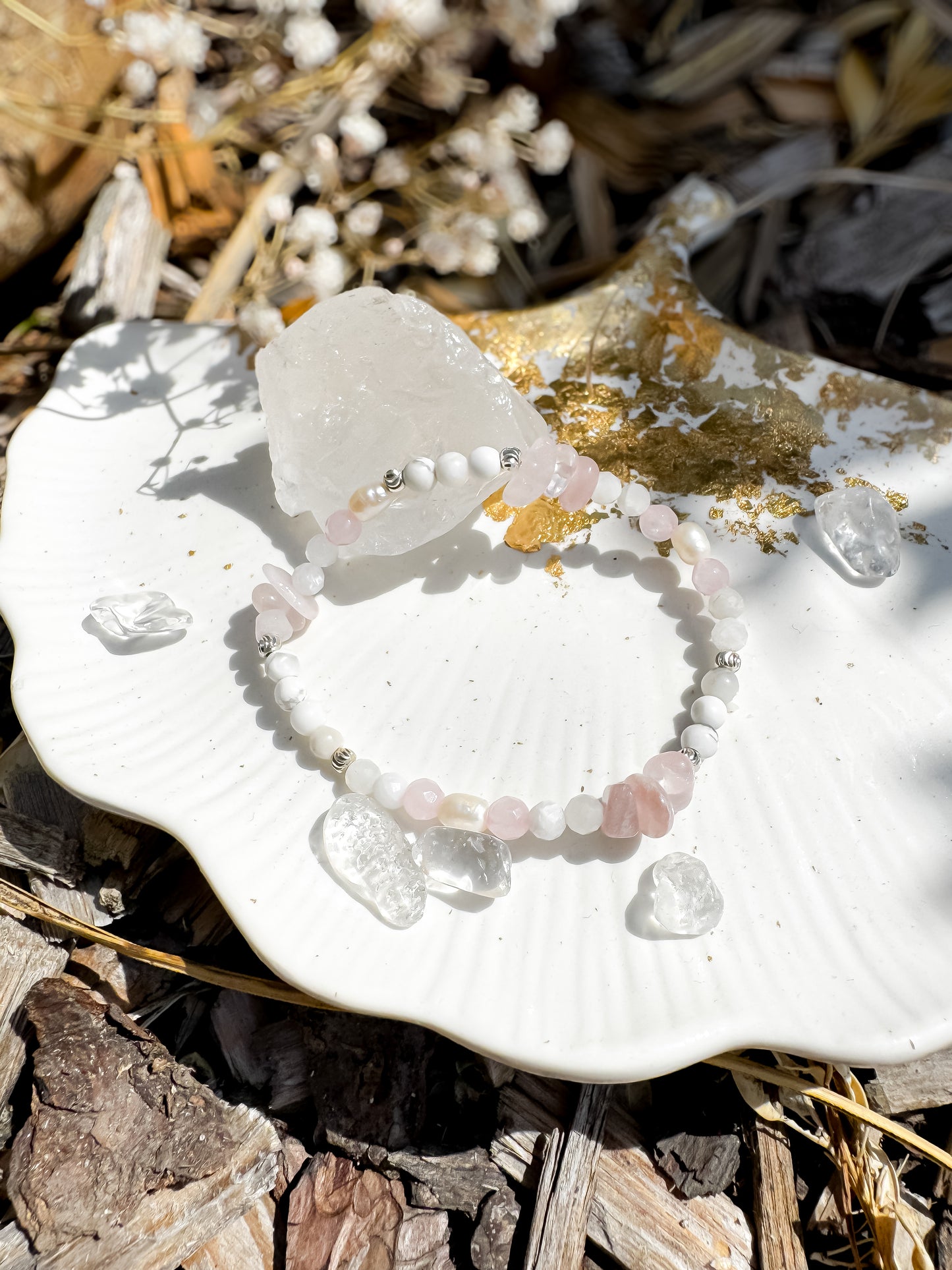 Armband „Mondherz“ für Liebe, Intuition & Ruhe mit Rosenquarz, Howlith, Mondstein & Süßwasserperlen