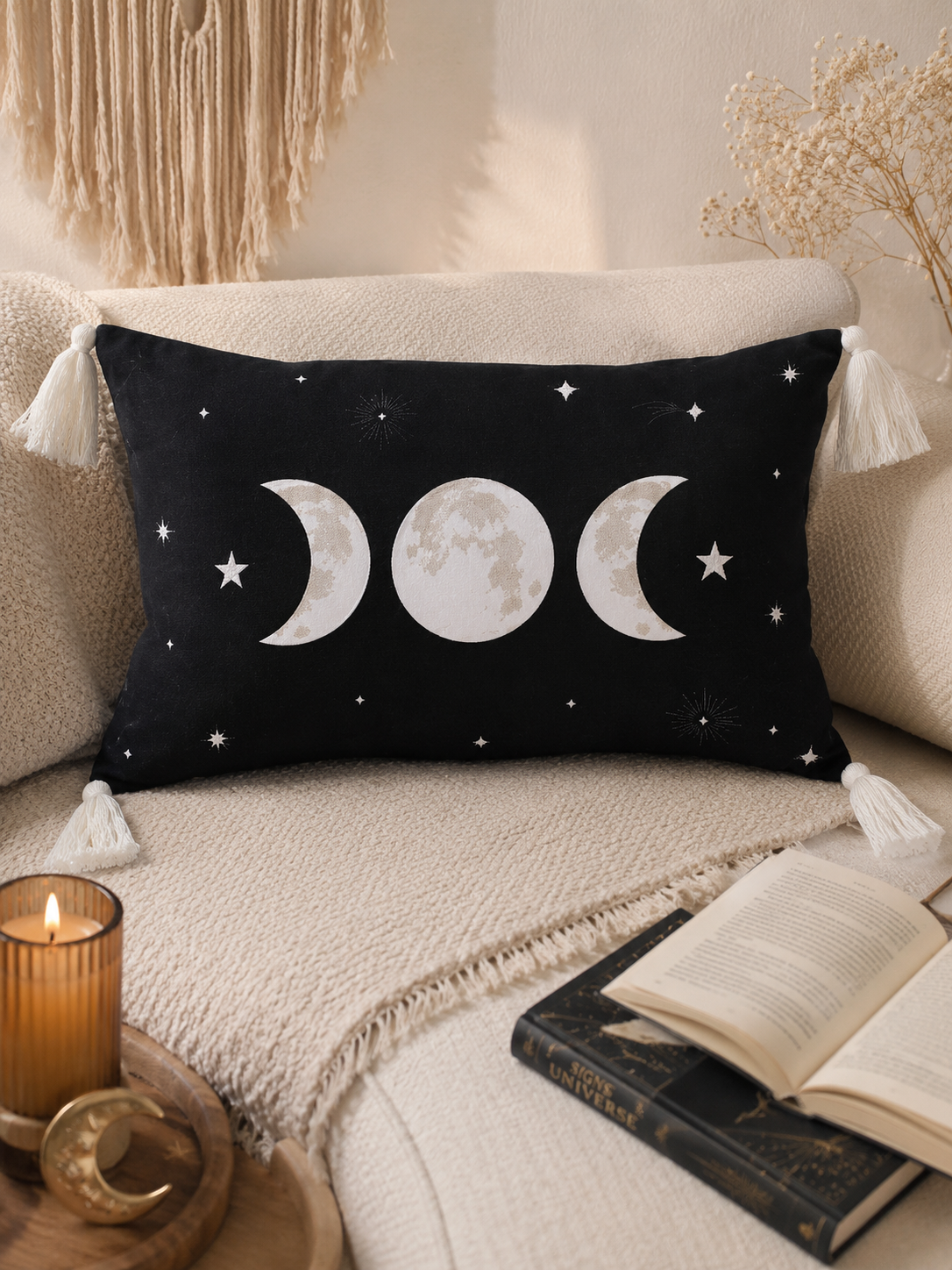 Schwarzes Mondphasen Dekokissen mit dekorativen Quasten. Perfekt für Boho-, Witchy- und spirituelle Wohnräume sowie gemütliche Leseecken.