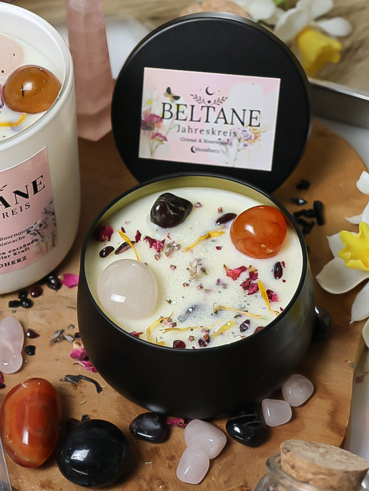 Beltane Jahreskreiskerze mit Granat Karneol Rosenquarz 