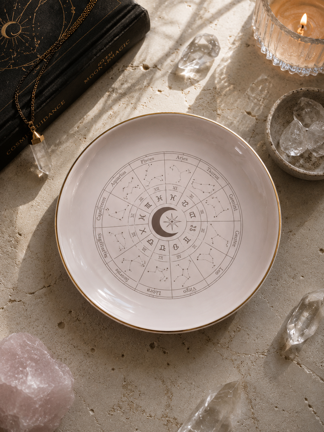 Astrologische Schmuckschale aus Keramik in Cremeweiß mit Sternzeichen-Rad und goldfarbenem Rand zur Aufbewahrung von Schmuck, Kristallen und kleinen Schätzen.