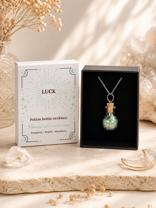 Halskette mit Mini-Zauberfläschchen, gefüllt mit grünem Aventurin, in dekorativer Geschenkbox für Witchy- und Kristallliebhaber.