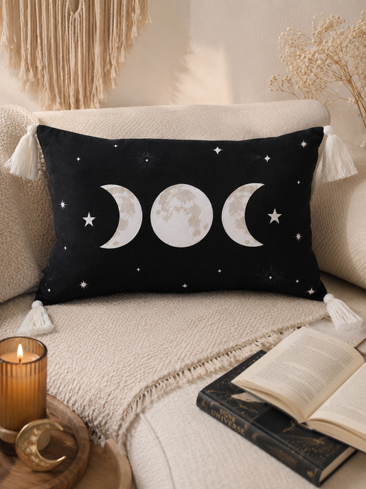 Schwarzes Mondphasen Dekokissen mit dekorativen Quasten. Perfekt für Boho-, Witchy- und spirituelle Wohnräume sowie gemütliche Leseecken.